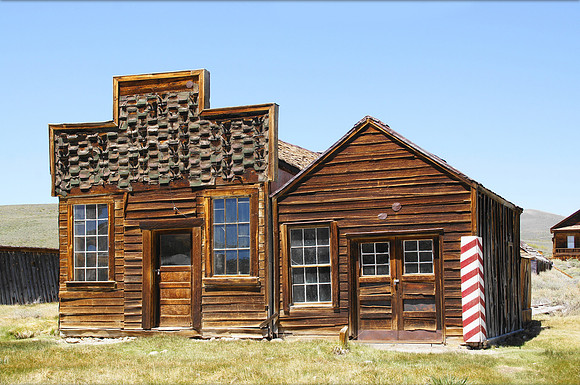 Sam Leon Bar & Barber Shop